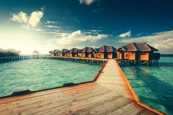 Water bungalows resort op eilanden. Indische Oceaan, Maldiven — Stockfoto