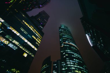 Geceleri gökdelenler