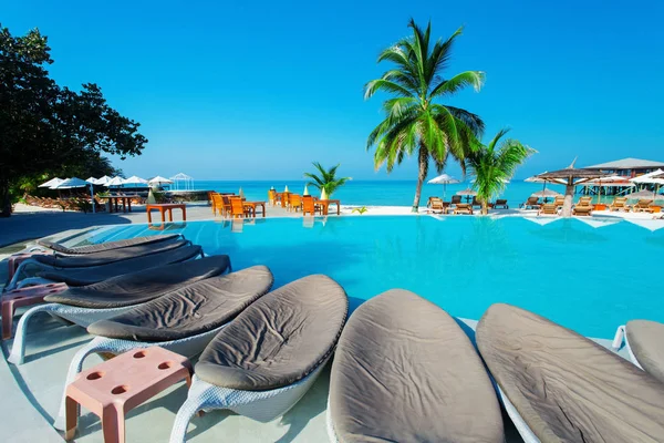 Бассейн с рестораном в тропическом островном курорте — стоковое фото