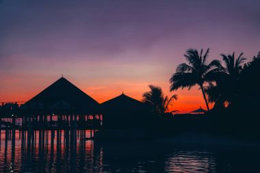 Siluet su bungalov alacakaranlıkta, güzel manzara