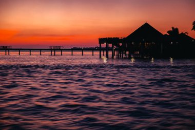 Siluet su bungalov alacakaranlıkta, güzel manzara