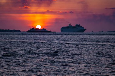 Günbatımında okyanusta yüzmeye gemisi cruise