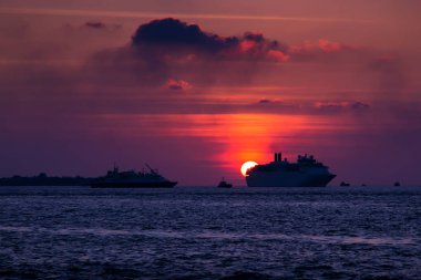 Günbatımında okyanusta yüzmeye gemisi cruise