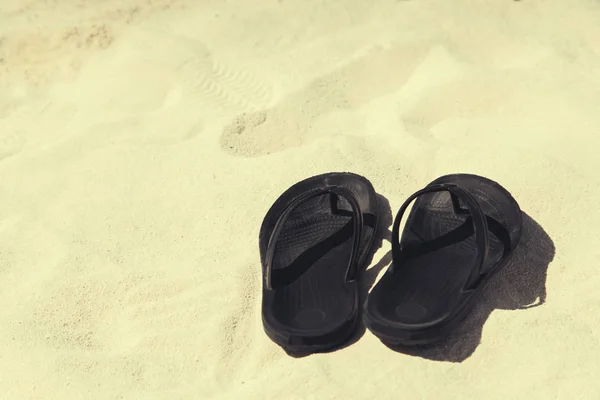 Scarpe da spiaggia sandali infradito sulla spiaggia di sabbia — Foto Stock