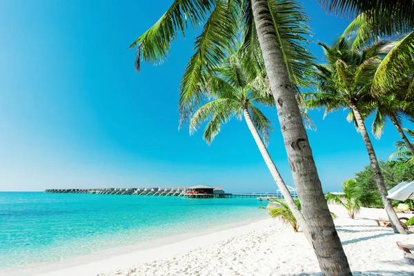 Water bungalows resort at islands. Indian Ocean, Maldives — Stock Photo, Image