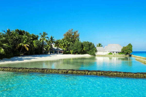 Wunderschöne Naturlandschaft der tropischen Insel bei Tag, Malediven — Stockfoto