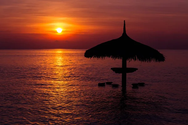 Silhueta de Parasol no belo pôr do sol tropical do mar — Fotografia de Stock