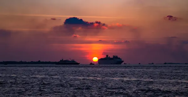 Круизный лайнер, плавающий по океану на закате — стоковое фото