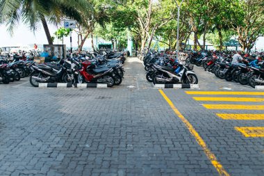 Motosiklet otopark erkek, Maldivler başkenti şehir içinde park edilmiş