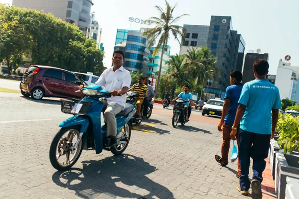 Personas en la calle pasean en motocicletas en la ciudad de Male, la capital de las Maldivas — Foto de Stock