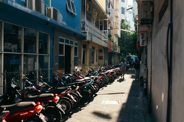 Motocicletas está estacionado en el estacionamiento en la ciudad de Male, la capital de las Maldivas —  Fotos de Stock
