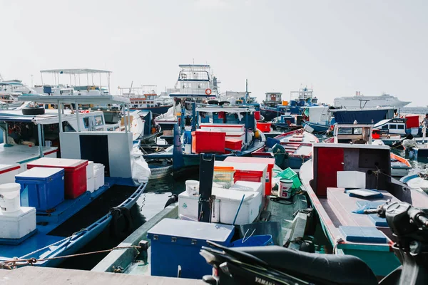 Barcos de pesca en el puerto de la ciudad Male, capital de Maldivas — Foto de Stock