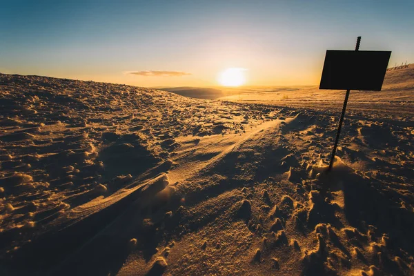 冬ツンドラの道路で黄金の夕日 — ストック写真