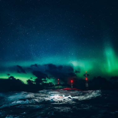 Kuzey ışıkları. Aurora borealis doğa manzara geceleri