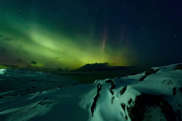 Северное сияние. Aurora borealis природный пейзаж ночью — стоковое фото