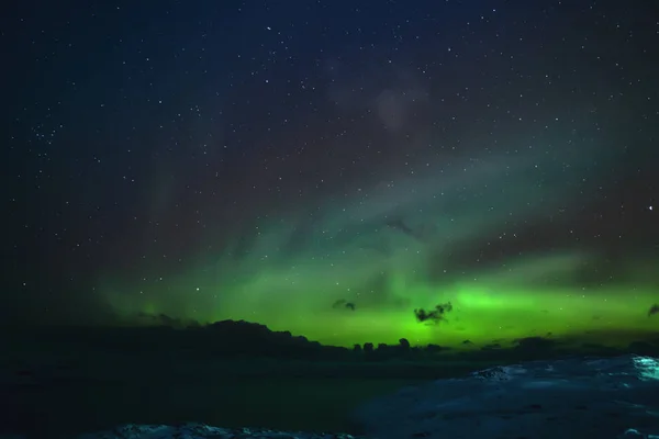 북부 조명입니다. 밤에 오로라 보 리 얼 리스 자연 풍경 — 스톡 사진