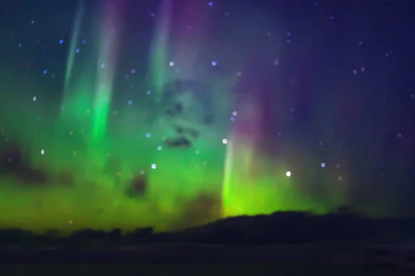 Életlenítés a háttérben. Aurora borealis természeti táj, éjszaka — Stock Fotó