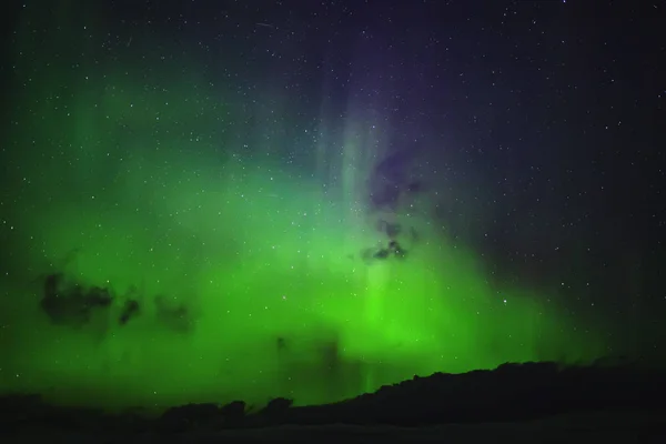 Luci del nord. Aurora borealis paesaggio naturale di notte — Foto Stock