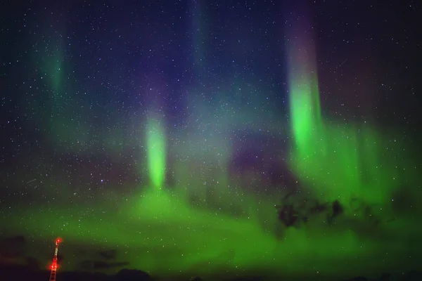 Luci del nord. Aurora borealis paesaggio naturale di notte — Foto Stock