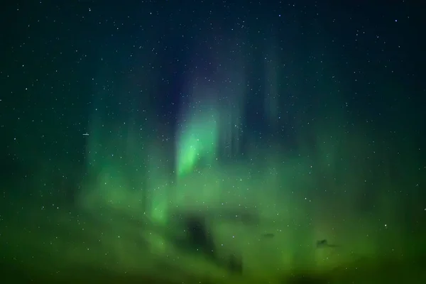Luzes do norte. Aurora boreal é paisagem natural à noite — Fotografia de Stock