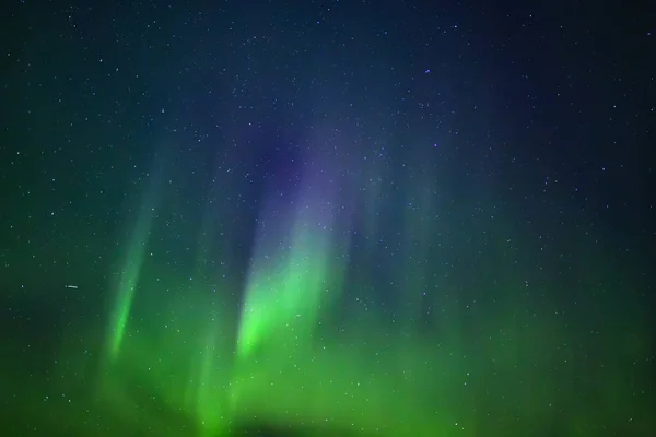 Luces boreales. Aurora boreal naturaleza paisaje por la noche — Foto de Stock