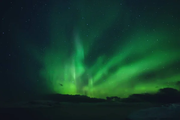 Luzes do norte. Aurora boreal é paisagem natural à noite — Fotografia de Stock