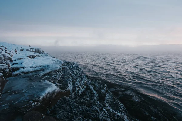 バレンツ海の冬海岸。コラ半島、ロシア — ストック写真