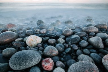 Uzun pozlama, okyanus sahilinde kaya taşları
