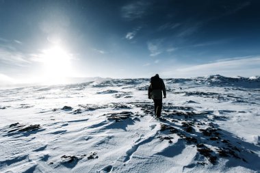 Adam seyahat etmek sırt çantası kış Mountain ile