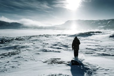 Adam seyahat etmek sırt çantası kış Mountain ile