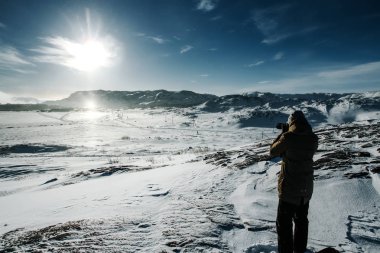 Adam fotoğrafçı ile fotoğraf makinesi kış Mountain