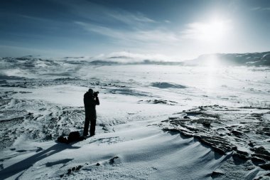 Adam fotoğrafçı ile fotoğraf makinesi kış Mountain