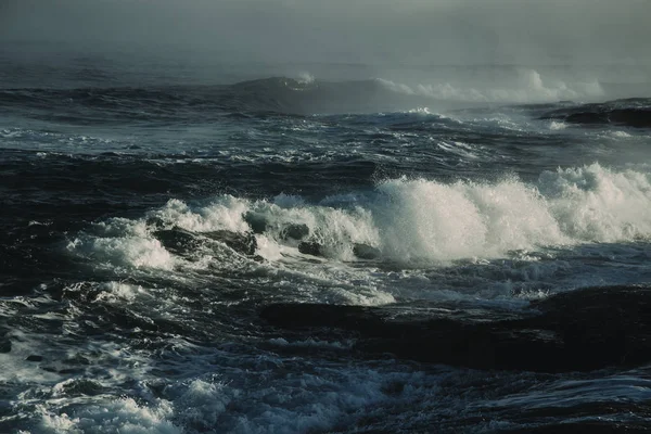 Duże burzliwy ocean fala. Tło niebieskie wody — Zdjęcie stockowe