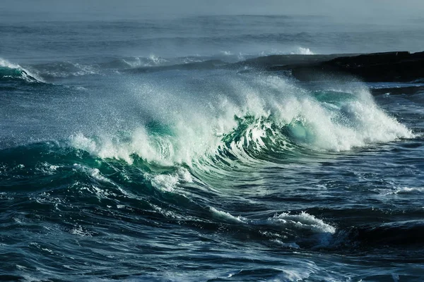 Stora stormiga ocean wave. Blått vatten bakgrund — Stockfoto