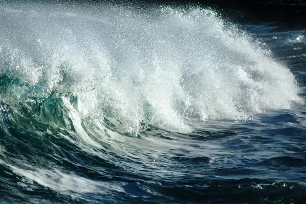 Stora stormiga ocean wave. Blått vatten bakgrund — Stockfoto