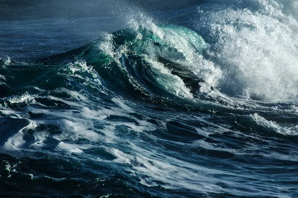 Nagy viharos óceán hullám. Kék víz háttér — Stock Fotó