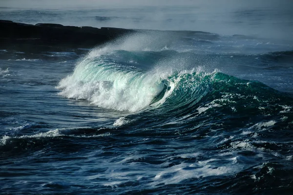 Gran ola oceánica tormentosa. Fondo de agua azul —  Fotos de Stock