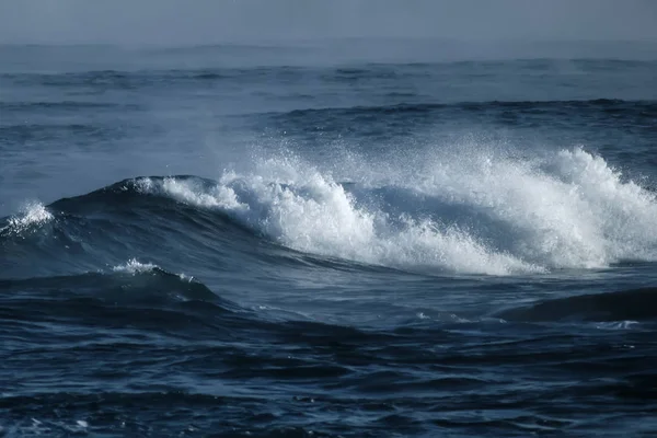 Grande vague orageuse de l'océan. Fond bleu d'eau — Photo