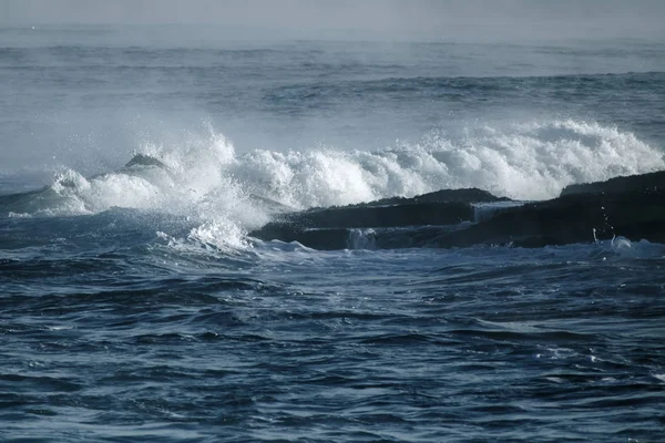 Grande vague orageuse de l'océan. Fond bleu d'eau — Photo