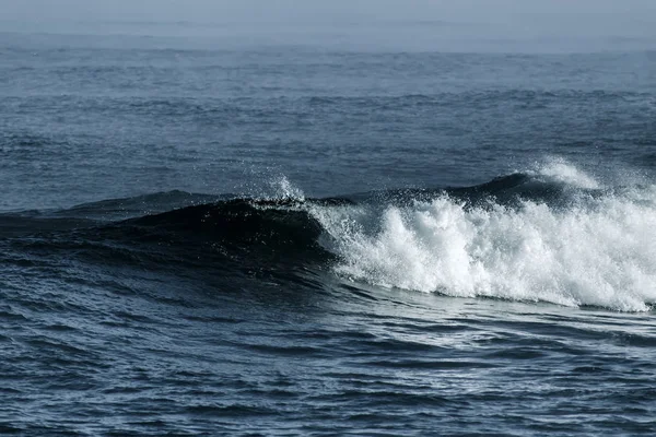 Grande vague orageuse de l'océan. Fond bleu d'eau — Photo