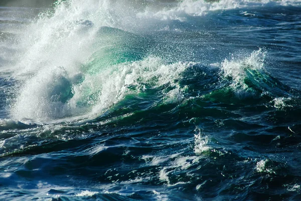 Stora stormiga ocean wave. Blått vatten bakgrund — Stockfoto