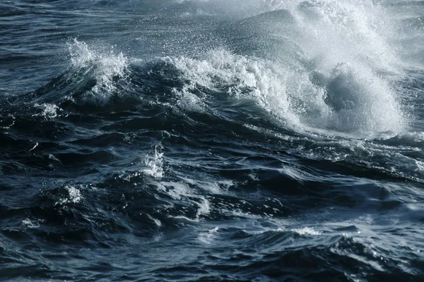 Duże burzliwy ocean fala. Tło niebieskie wody — Zdjęcie stockowe