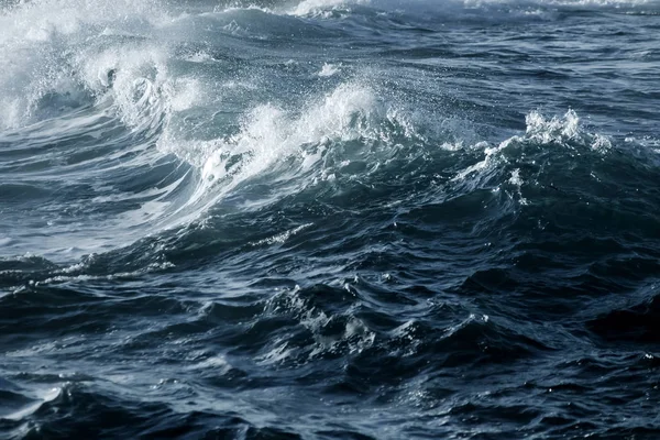 Duże burzliwy ocean fala. Tło niebieskie wody — Zdjęcie stockowe