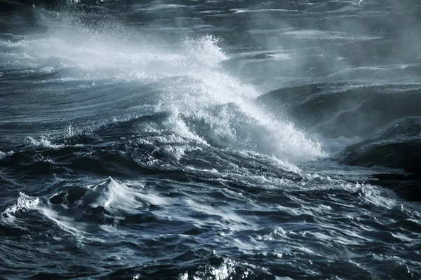 Grande onda oceânica tempestuosa. Fundo de água azul — Fotografia de Stock