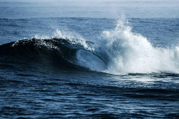 Büyük fırtınalı okyanus dalgası. Mavi su arka plan — Stok fotoğraf
