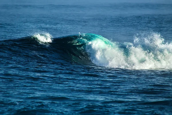 Gran ola oceánica tormentosa. Fondo de agua azul — Foto de Stock