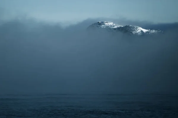 Pic de montagne à partir des nuages de l'océan Arctique — Photo