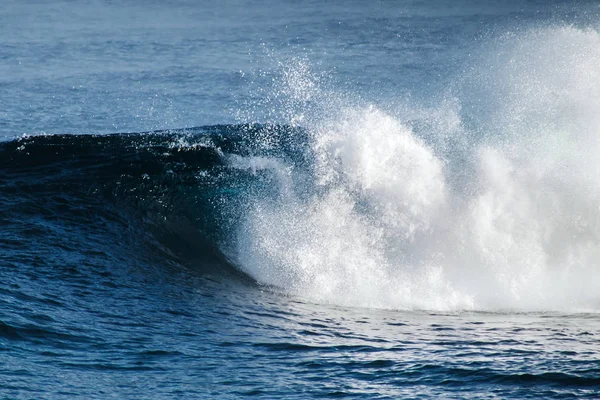 Una grande onda tempestosa sull'oceano. Sfondo blu acqua — Foto Stock