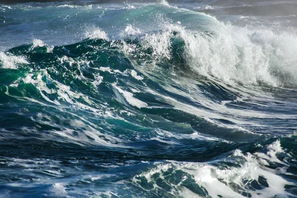 Stora stormiga ocean wave. Blått vatten bakgrund — Stockfoto
