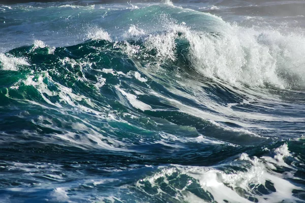 Grande vague orageuse de l'océan. Fond bleu d'eau — Photo